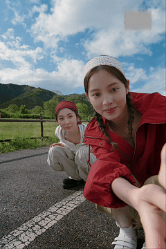 娜娜子枫新综艺 荧幕前的张子枫内敛安静，而在欧阳娜娜身边她敢彻底卸下拘谨，鬼马可