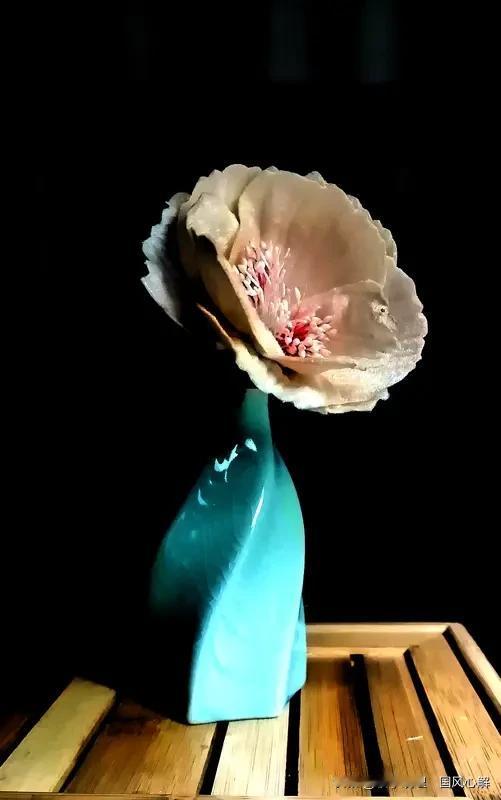 人生百相，世态万千。当从容应对，淡泊处之。不畏浮云蔽眼，不被微利惑心。不为陷阱锁