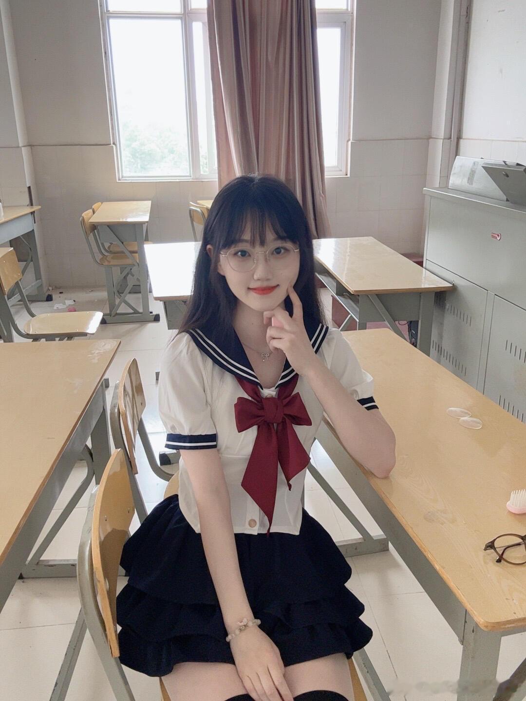 过膝黑丝配jk ​​​