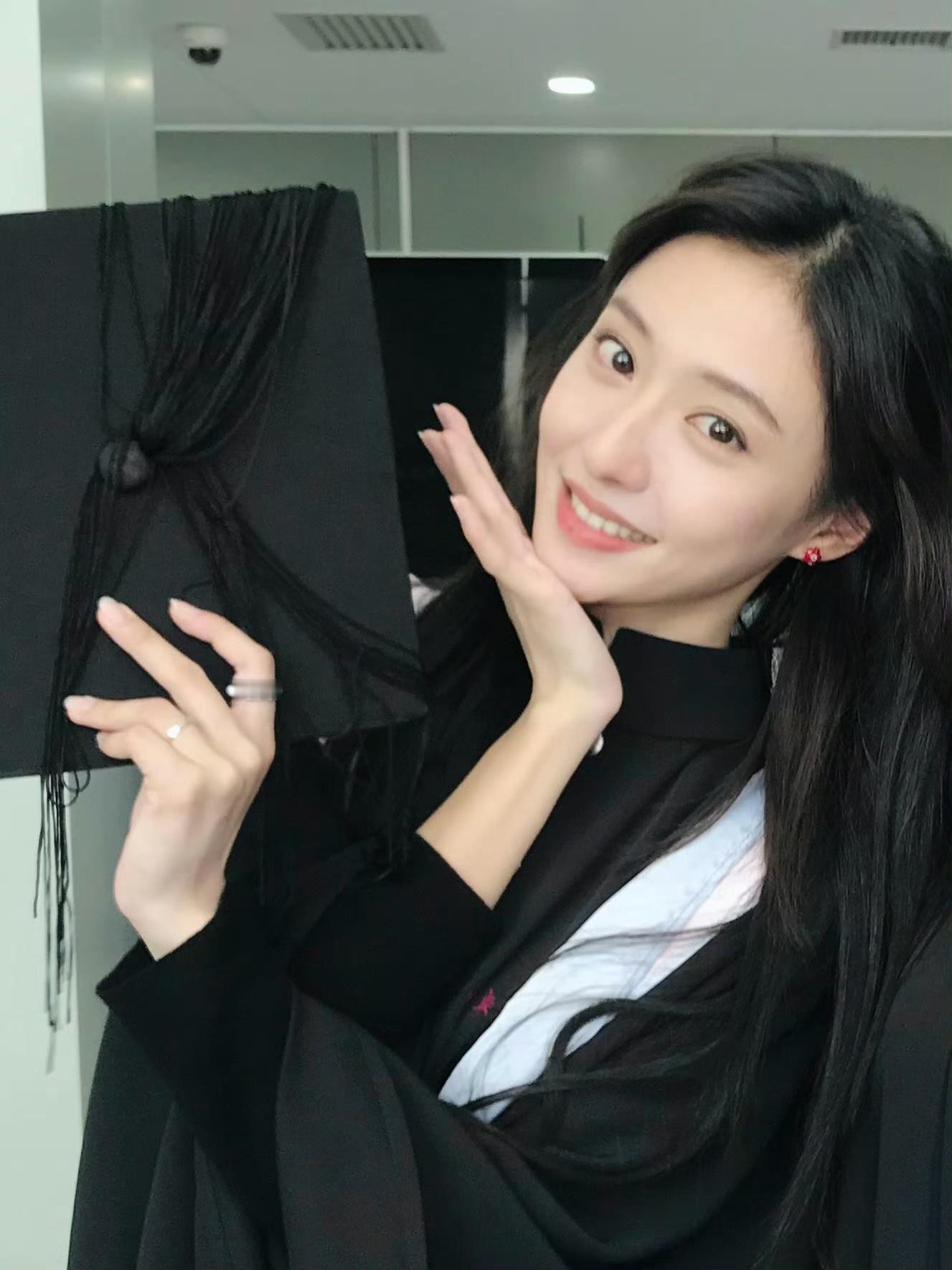 胡连馨毕业照美成这样了……好养眼啊[捂嘴哭]胡连馨 ​​​