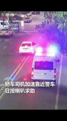 一辆正常巡逻的警车，正平稳行驶在街道上，突如其来的一幕，让执勤民警瞬间绷紧了神经