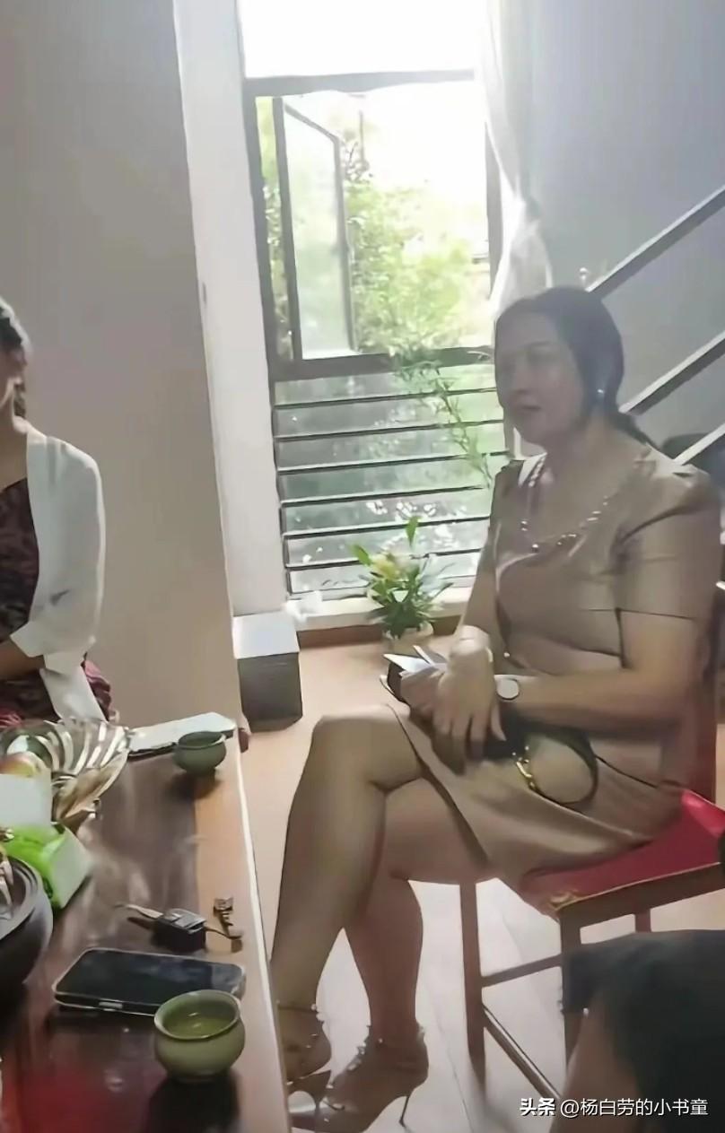 今天相亲对象的妈妈上门看家庭
看到准丈母娘这气质
觉得还没见面的老婆这波稳啦
就