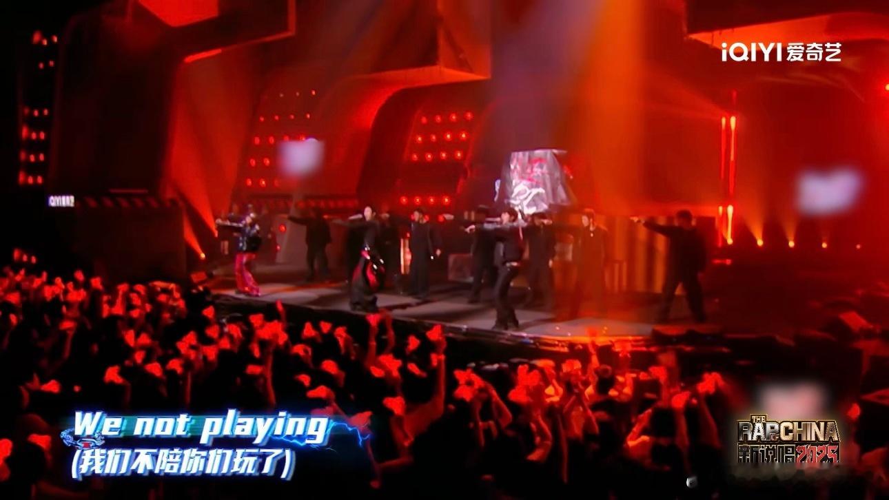 TopBarry征服耳帝新说唱2025 舞台上的TopBarry对Autotun