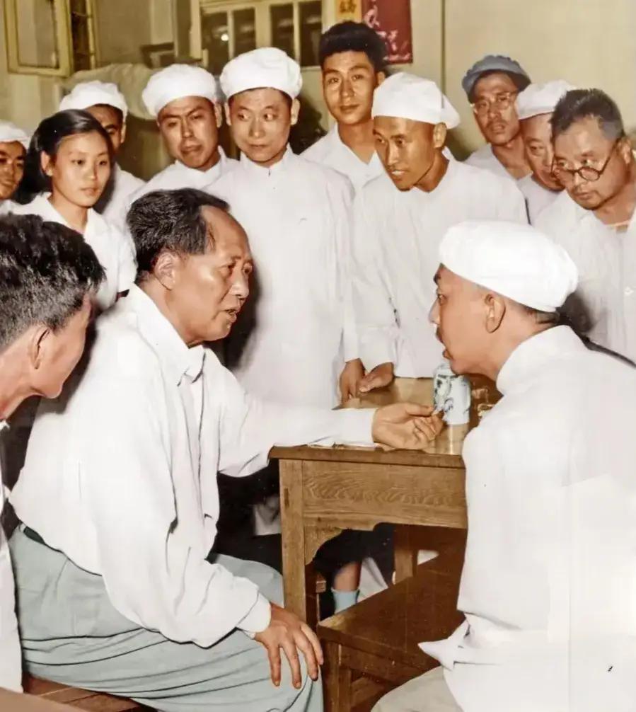 这些穿白色衣服的是做什么工作的呢？