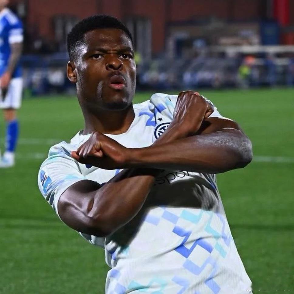 凌晨4点的泥头车意甲热点现场 回来了 都回来了🚜 