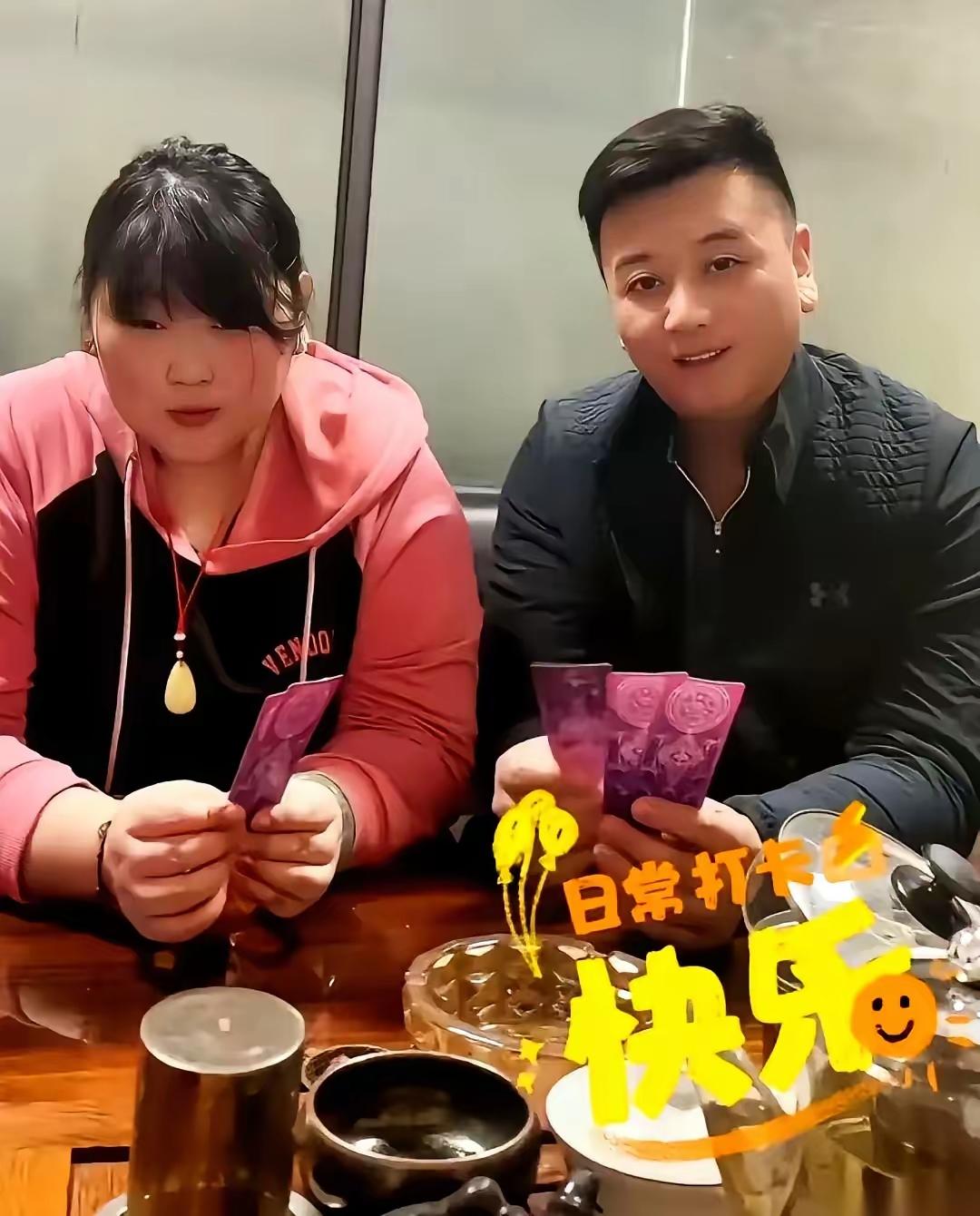 大衣哥的女儿不愁嫁！两人看起来很有夫妻相。相比大衣哥儿子的呆萌，女儿则嘴巴伶俐多