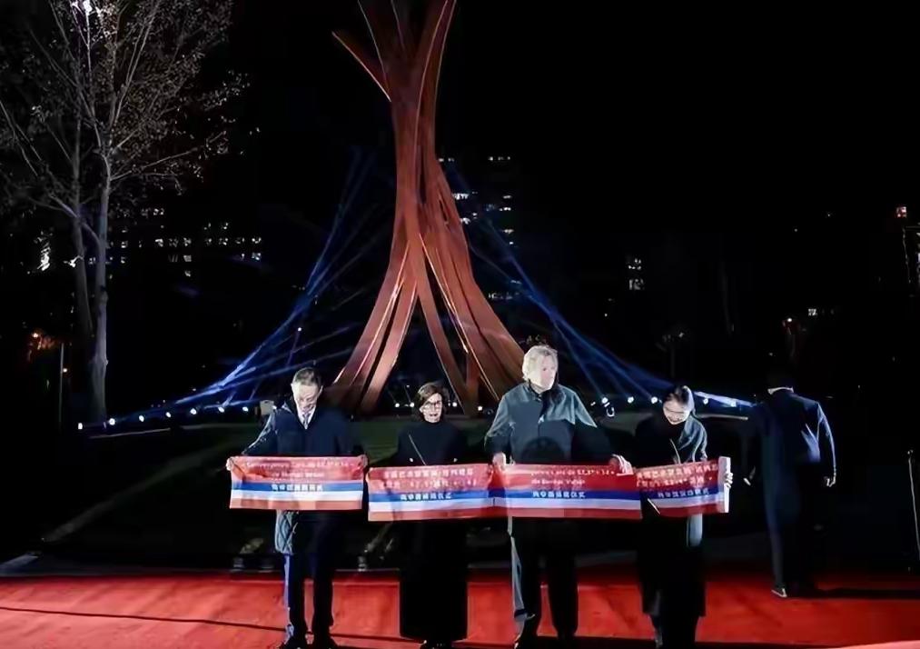 马克龙的“唯一遗憾”？靠18米高43吨重的雕塑搭建的中法桥梁，能够“适用”多久！