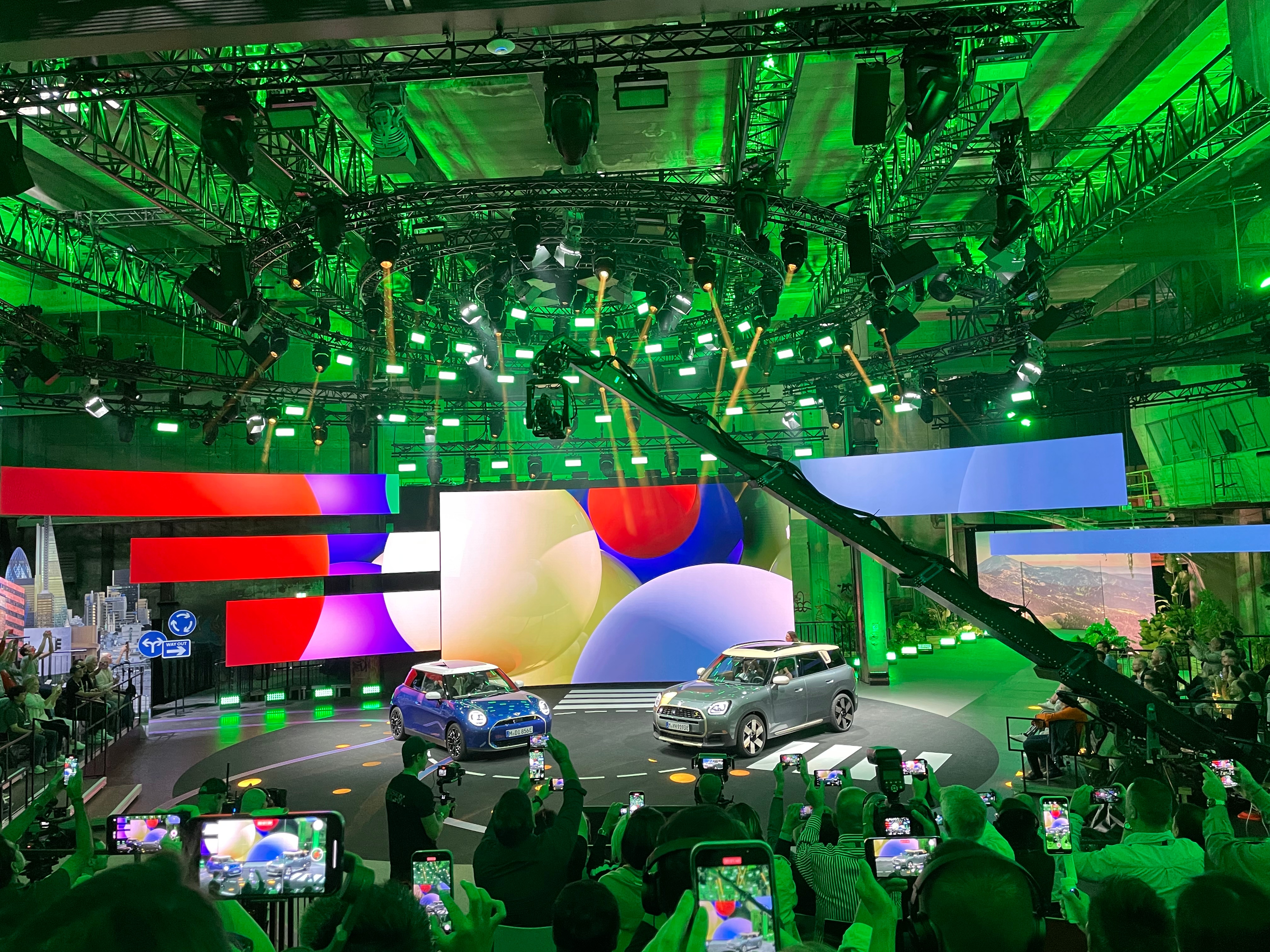 #搜狐汽车# 【全新一代MINI Cooper正式发布】新车在外观造型上延续了历