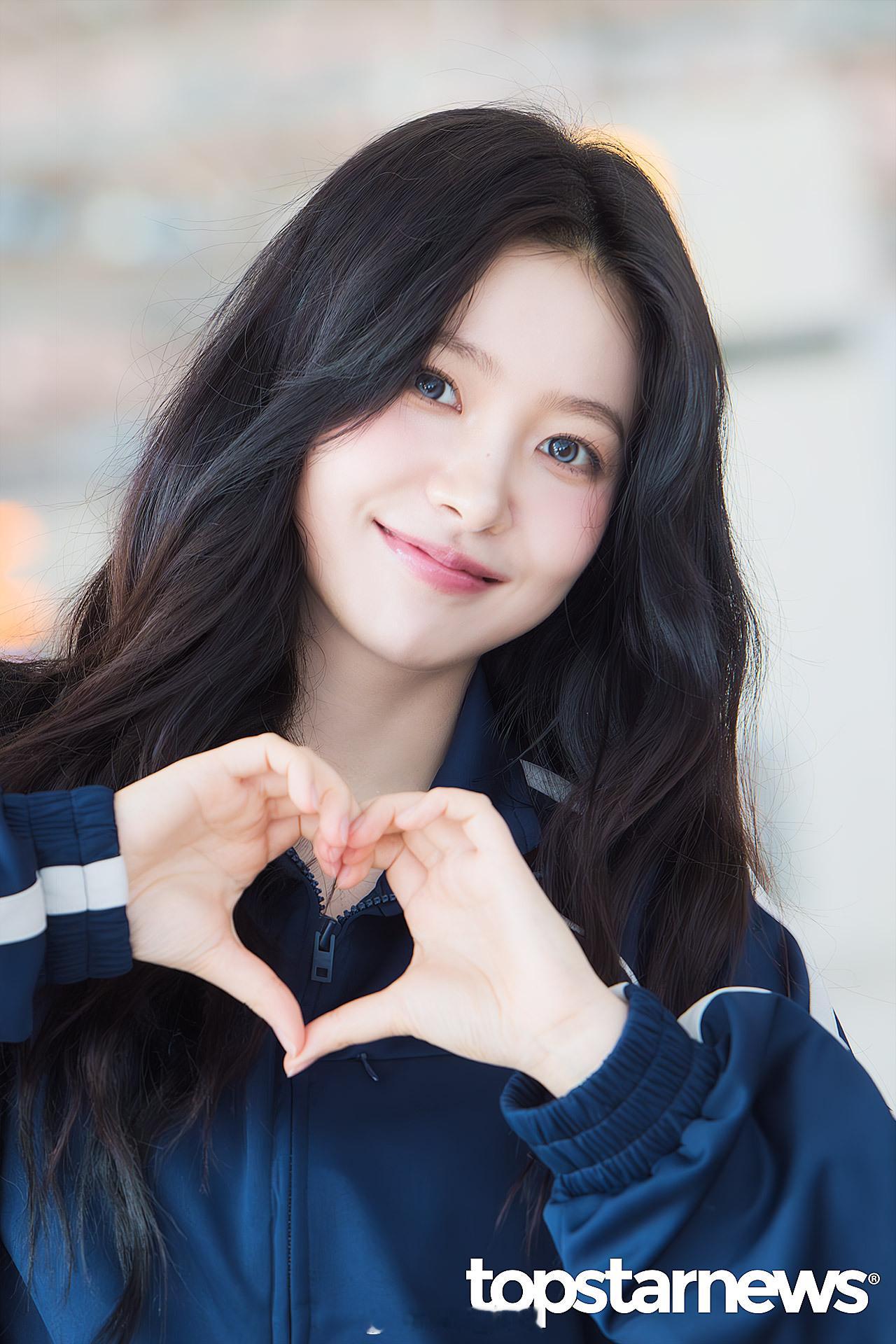 今天的yeri机场穿搭妆容也美美哒 