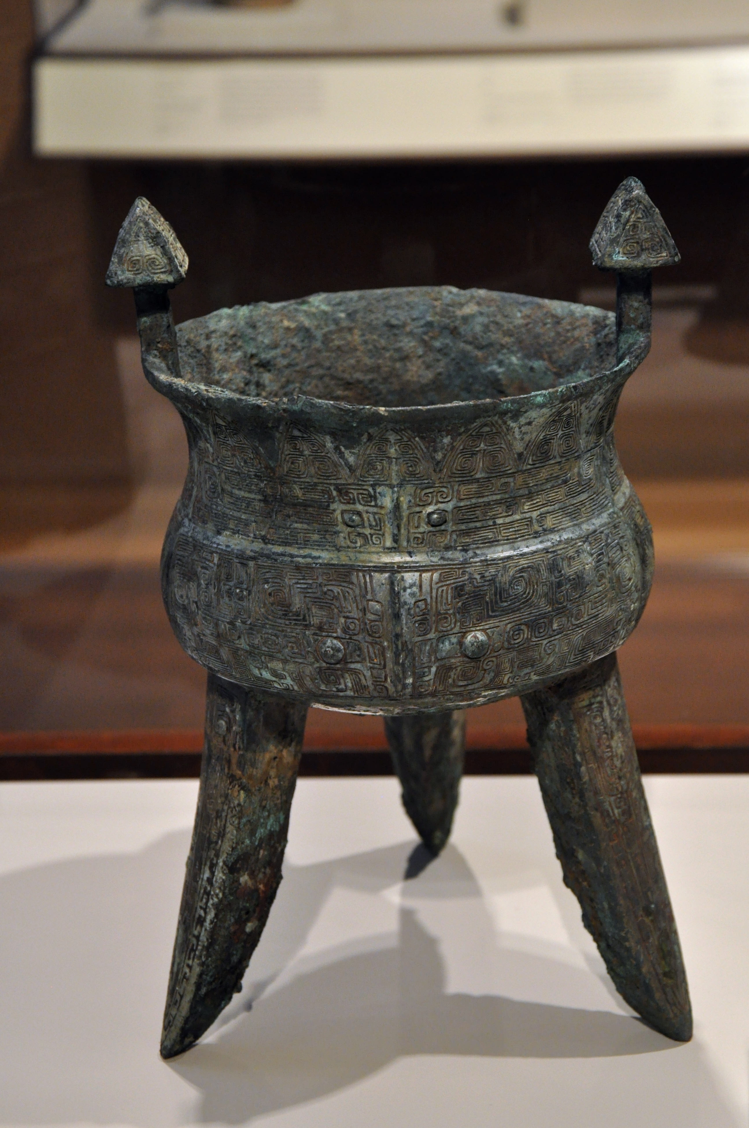 每天一件青铜器 美国辛辛那提美术馆藏商晚期兽面纹斝. 这件圆斝最特别应该就是圆斝