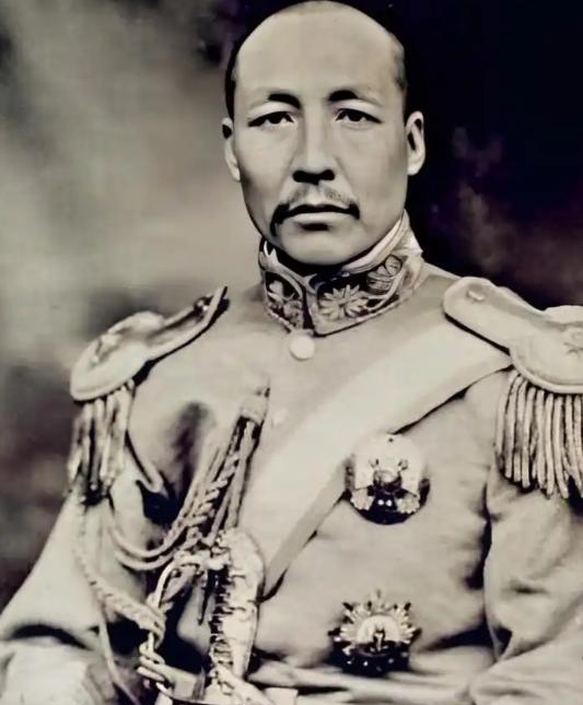 1925年末，孙传芳下令处决被俘的施从滨，手下劝说：“我们打内战，对待俘虏不宜杀