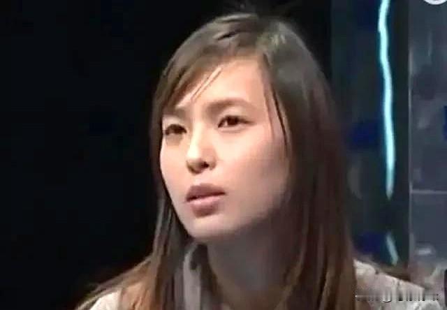 二十多年没露面，女儿结婚她却突然回国，还想端着“亲妈”的架子上台领礼，这操作真让