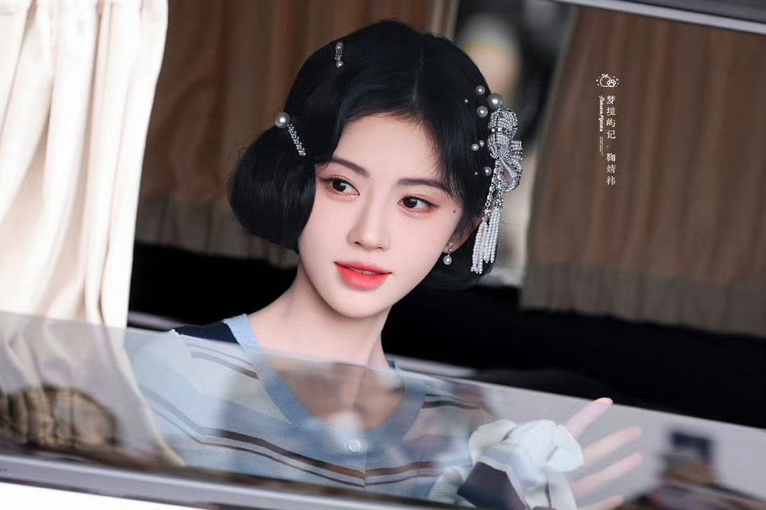 万花世界的妆造 真被小鞠在《万花世界》的新妆造美到了！简直像从民国画报里走出来的