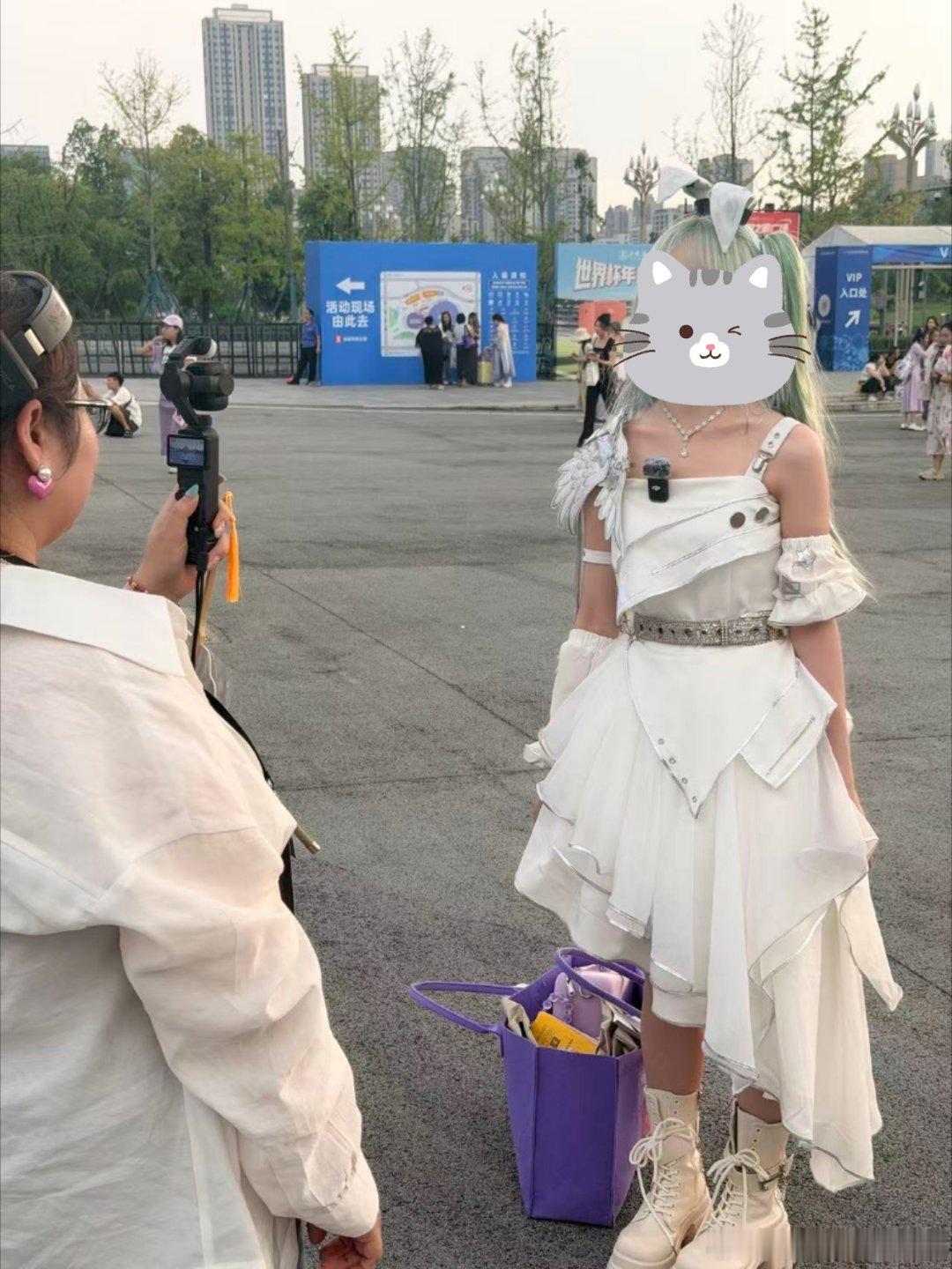 我不行了，采访的时候站得这个板正……冒个泡 ​​​