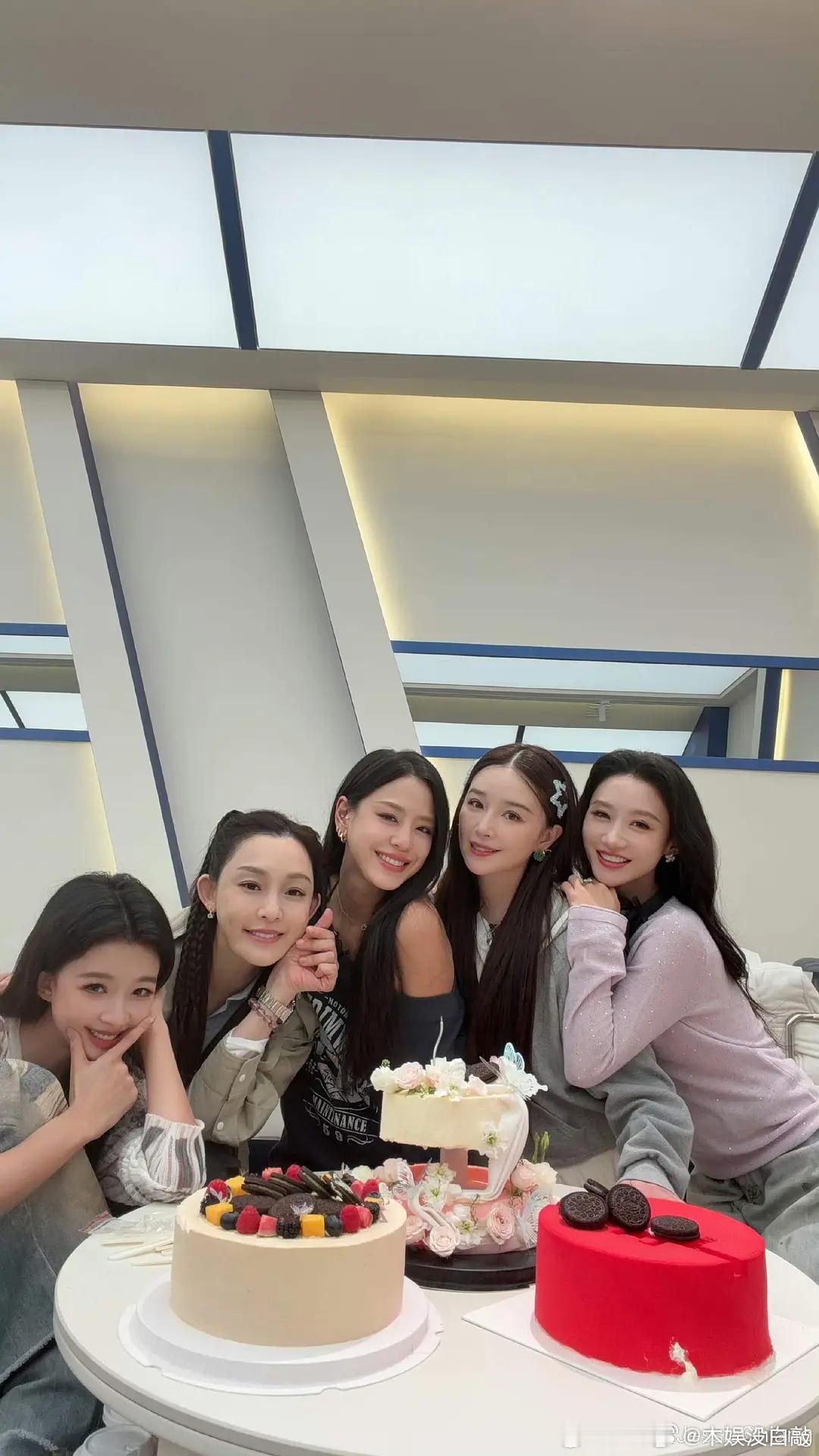 乘风2026｜曾少年组给江语晨过生日五个人三个蛋糕哈哈哈，感觉大家都没商量，三个