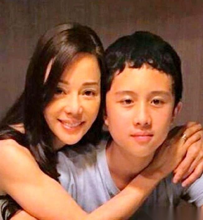 狄莺在综艺里亲口承认，自己给儿子孙安佐喂母乳一直喂到了12岁，同床共枕更是持续到