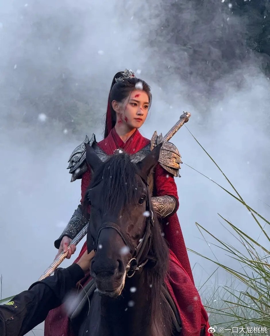 郭宇欣还拍过与晋长安的短剧，古偶女将军造型都大同小异感觉衣服都差不多 ​​​