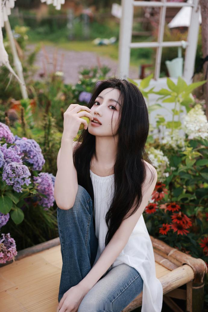 白吊带搭配牛仔裤、充满田园少女感——黄羿。每日明星美图分享 今天大家在讨论乔欣变