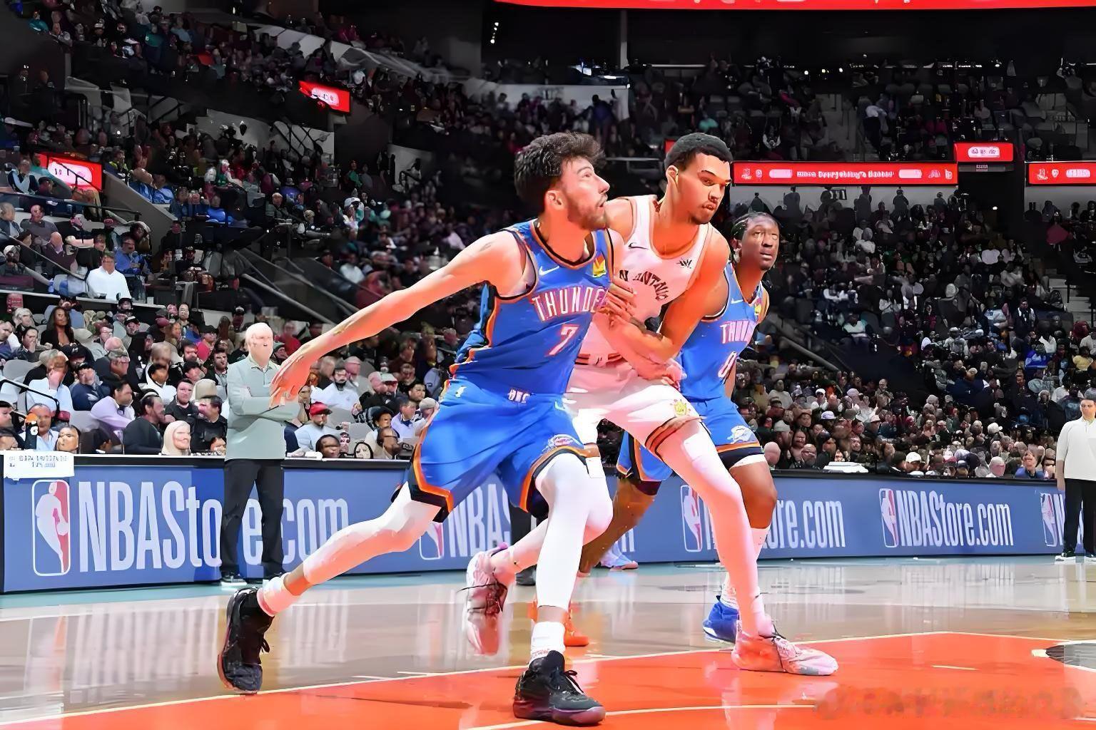 雷霆用卡鲁索绕前防文班，让我想起上赛季季后赛卡鲁索防约基奇，但是文班亚马和约基奇