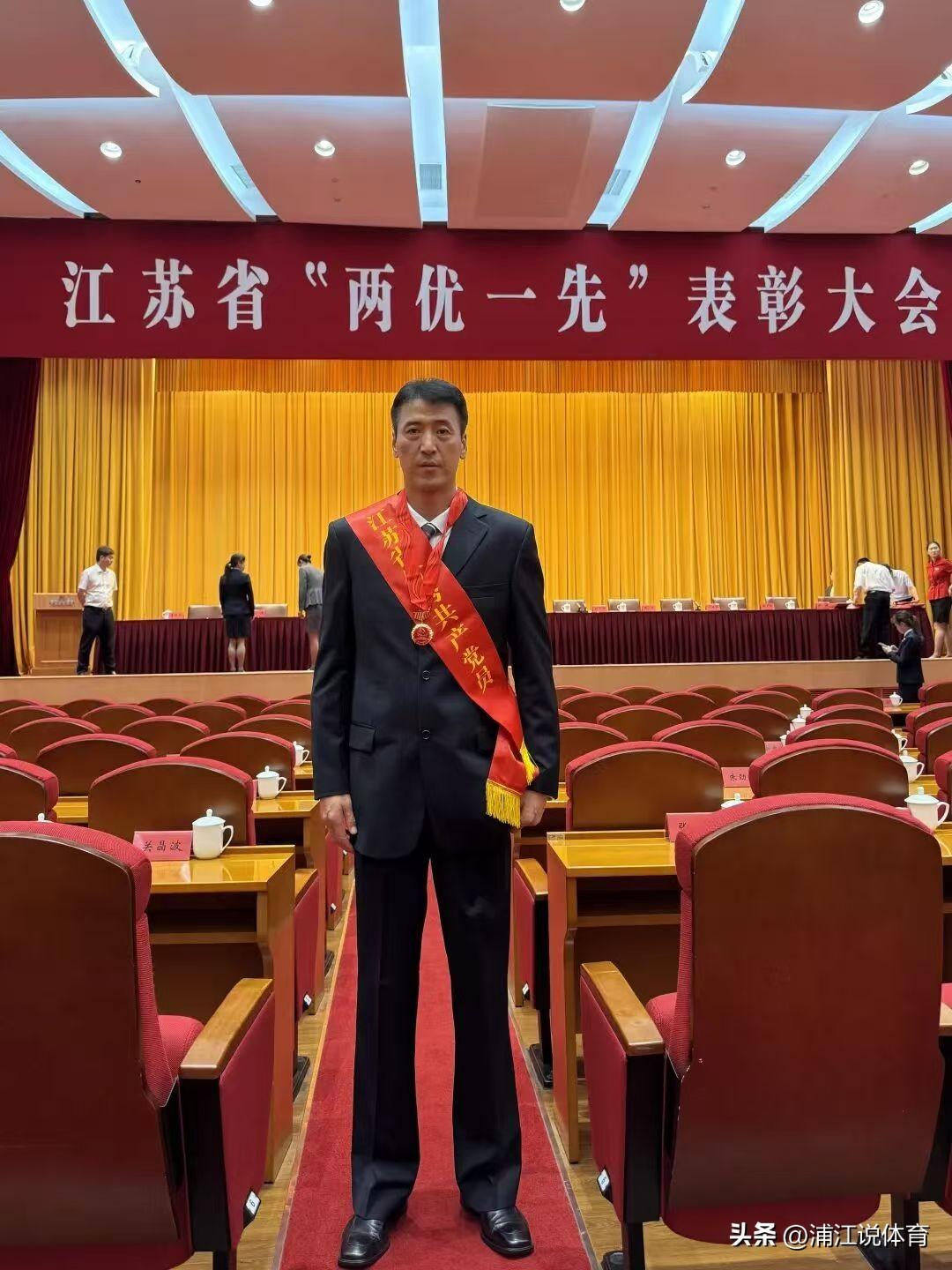 施海荣获表彰，他有能力可以再上新台阶。近日，江苏女排主教练施海荣在江苏省相关表彰