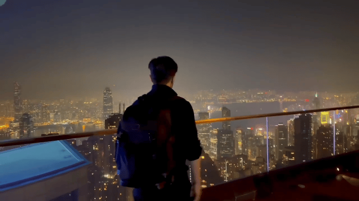 徐冬冬摔倒尹子维急成啥样了 香港最美的夜景成了陪衬，尹子维慌慌张张的模样才是主角