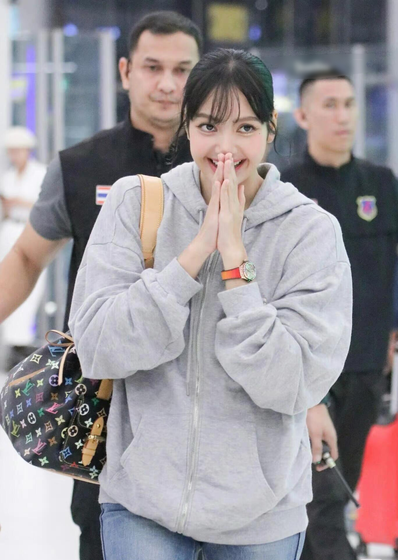 Lisa也是恋爱脑了，为了爱情放弃Celine背上了LV这个丑包包 