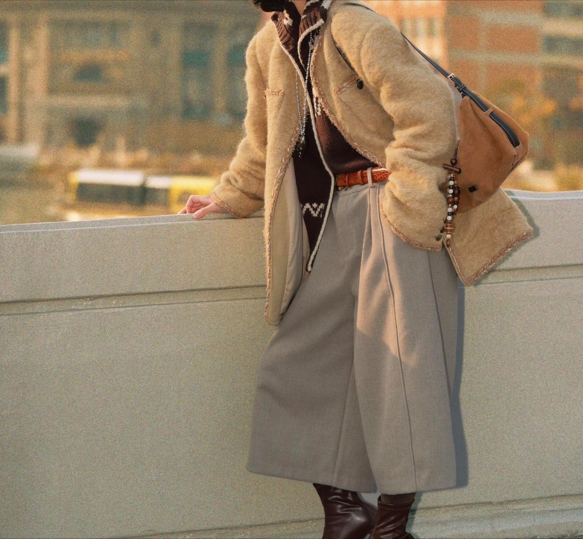 低温天懒人穿搭公式时尚灵感解读 冷天松弛感穿搭范本，浅棕毛绒外套搭费尔岛提花毛衣