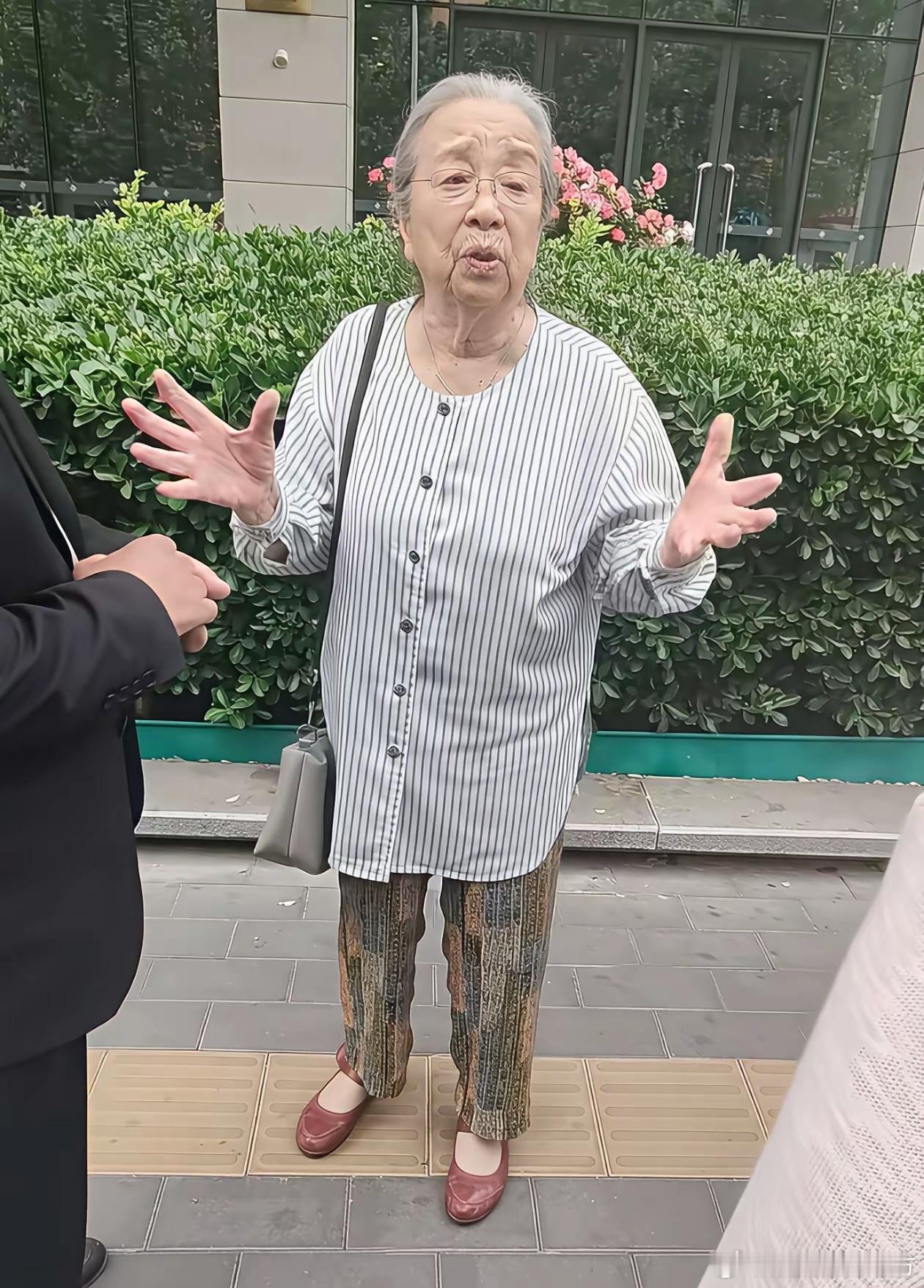 网友偶遇90岁的容嬷嬷扮演者李明启，老人家情绪有点激动，倾诉了自己的委屈，有趣又