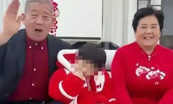 六年前山东枣庄一则 67 岁老太自然怀孕生女的新闻轰动全网，当事人黄维平、田新菊