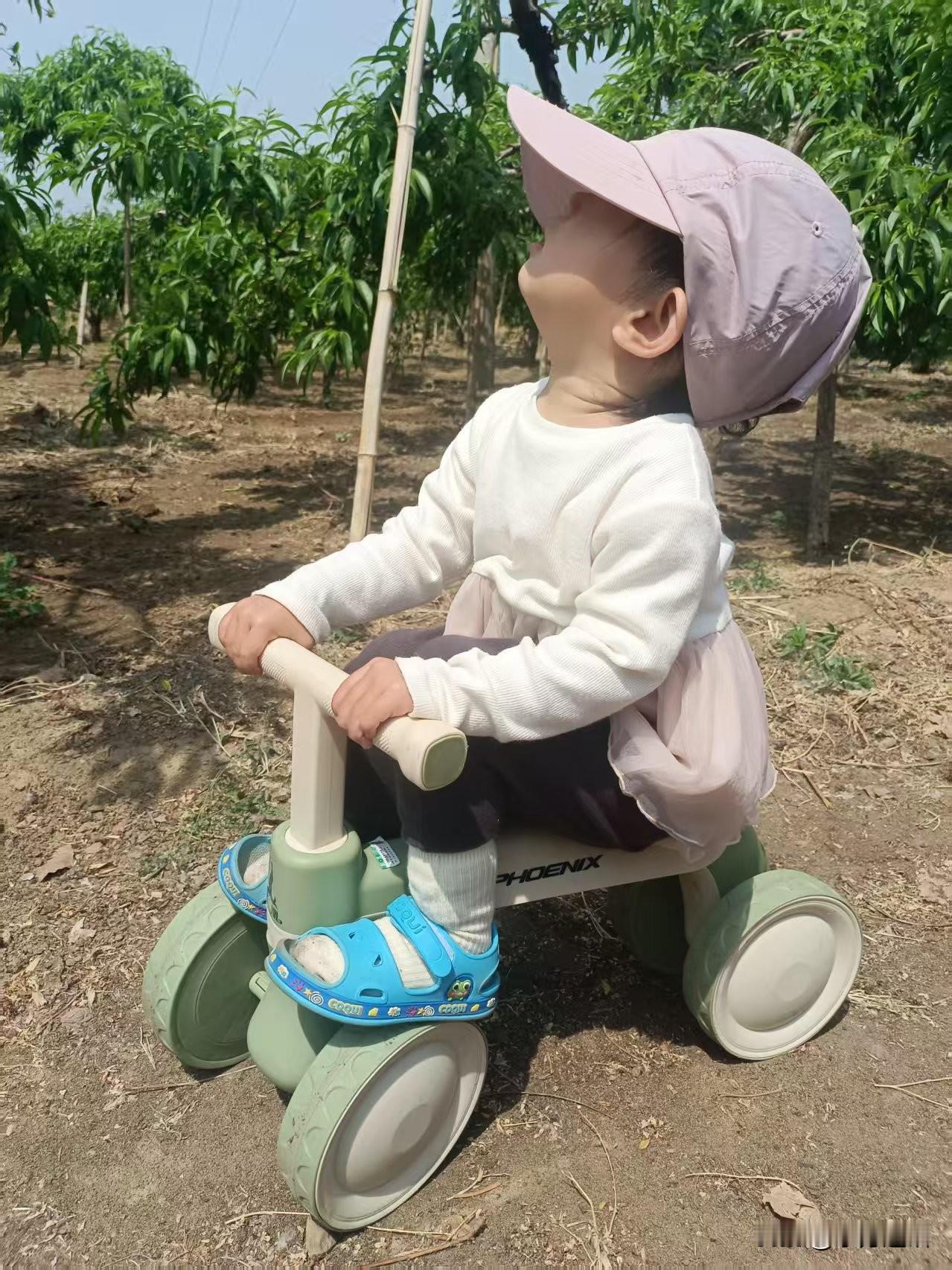 梁东方
婴儿一大早就被拽起来穿上衣服，站在客厅里，还处于懵懂状态。昨天已经跟她讲