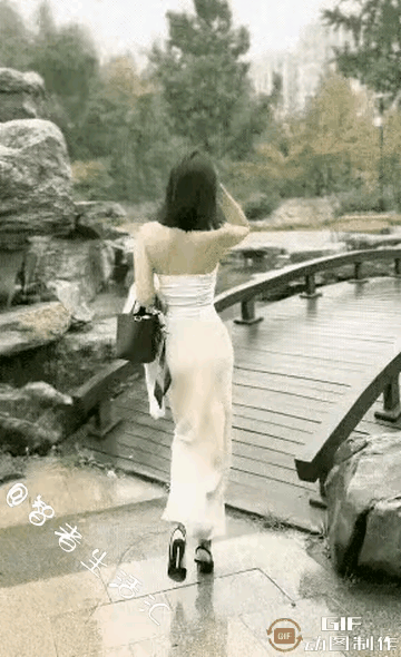 女子的身材真是婀娜多姿，也不知道是怎么搞的，走着走着，突然就摔了一个大跟头，这一