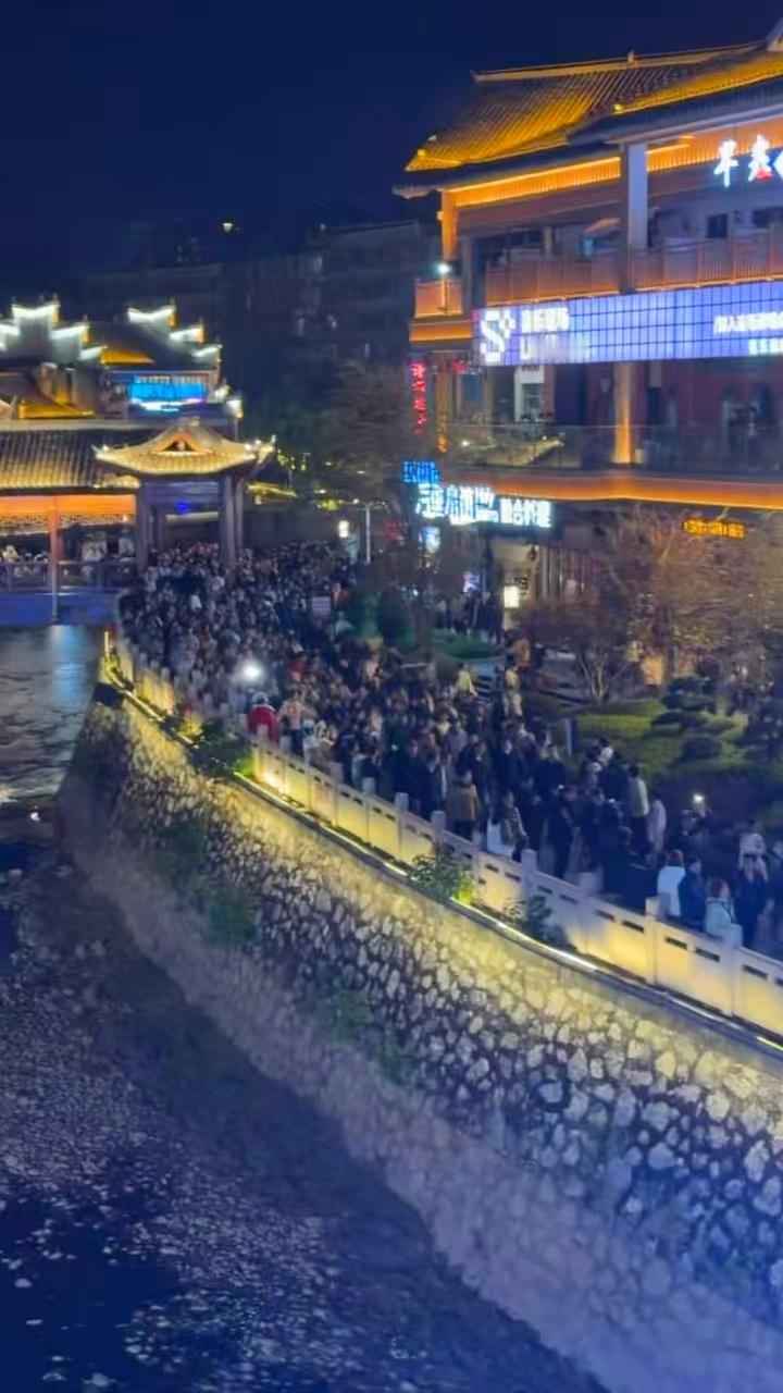 人人人人撒勋人人人人央视熟人局魅力无限！魏大勋、撒贝宁、龙洋现身郴州录制《城市风