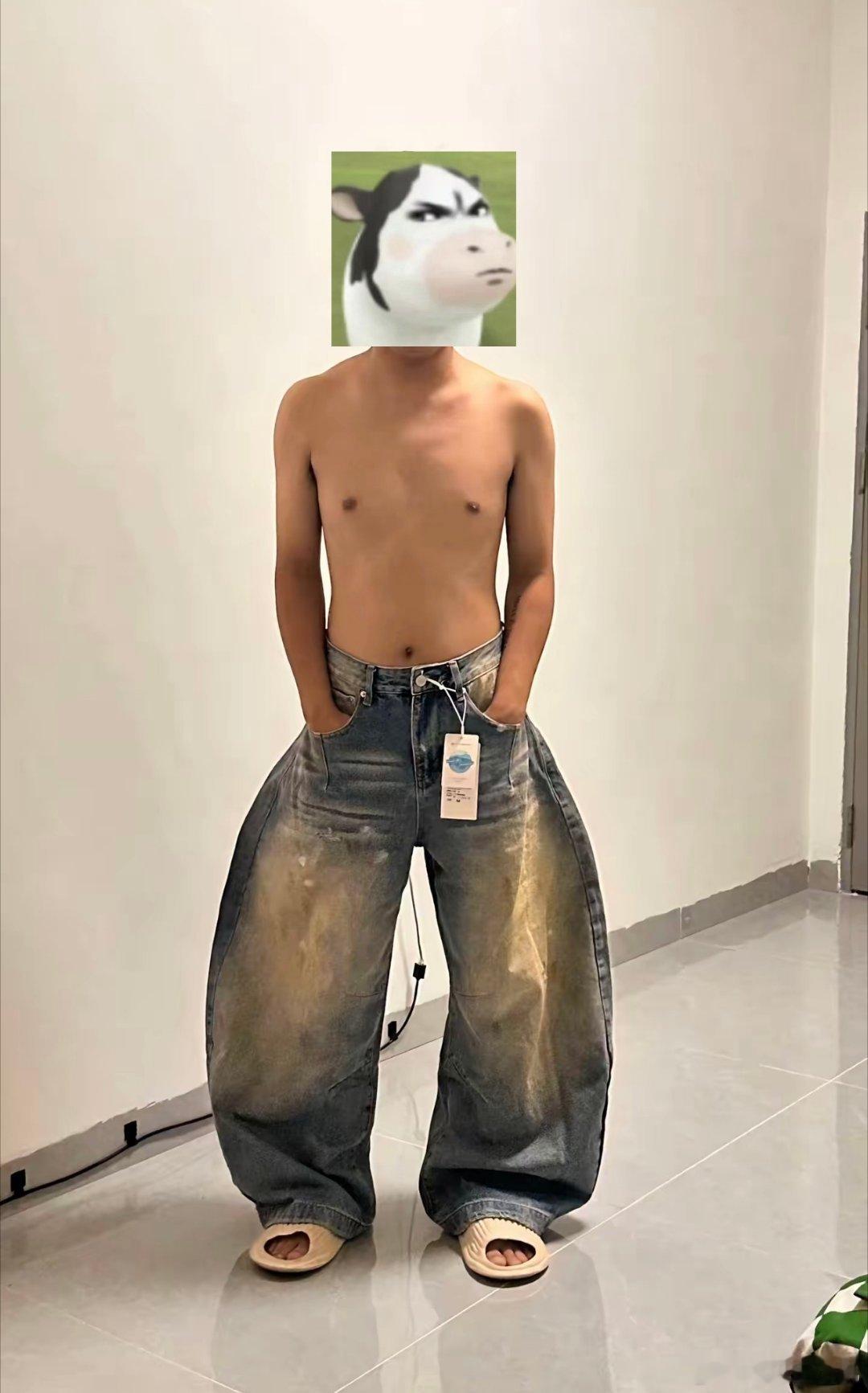 弯刀裤以前有喇叭裤，现在有弯刀裤，哥们儿刚买的，给你们看看效果