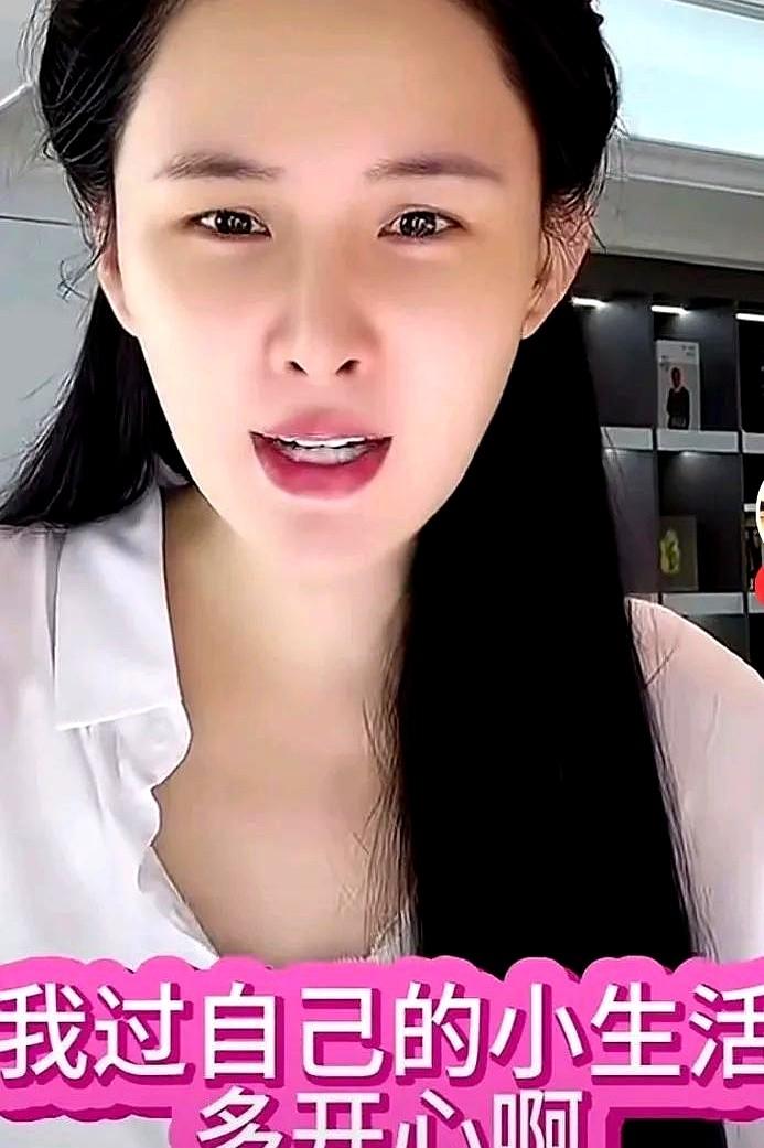 张颖颖在汪小菲娶了马筱梅后已经不正常了，她在直播间疯疯癫癫，别人骂她冷宫弃妇时，
