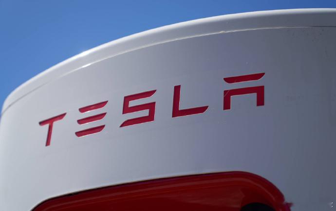 【特斯拉中国AI训练中心已投入使用】2月6日，特斯拉副总裁陶琳今日表示，针对中国