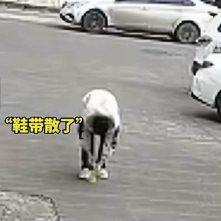 太惊险了，
小伙蹲地系鞋带突遭倒车撞击，
事情发生在2025年12月16日，浙江