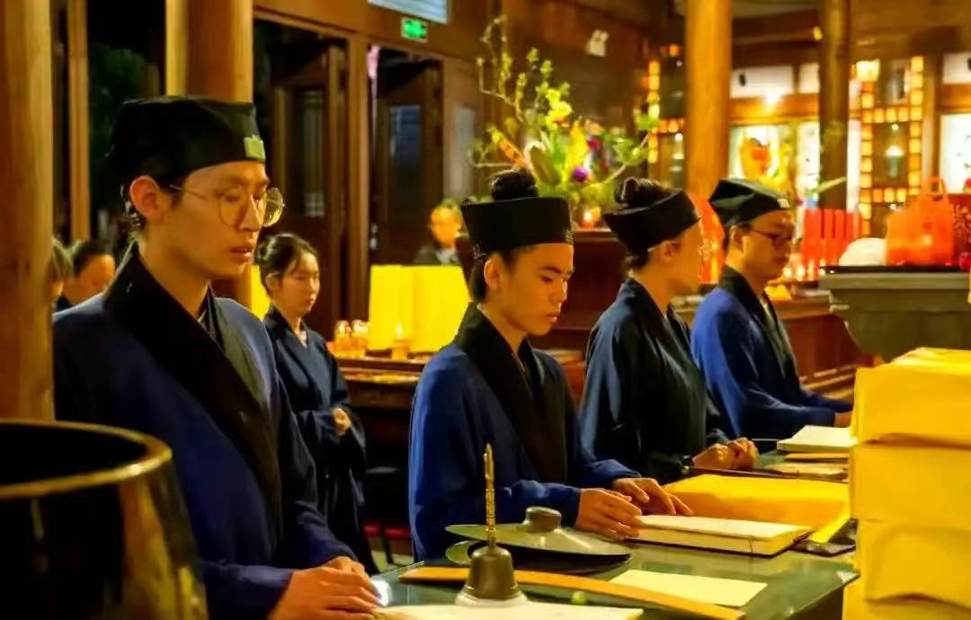 民俗多听肖老道 道教科仪分为念、诵、唱三种方式。念，是直白念诵咒语、圣号，语速较