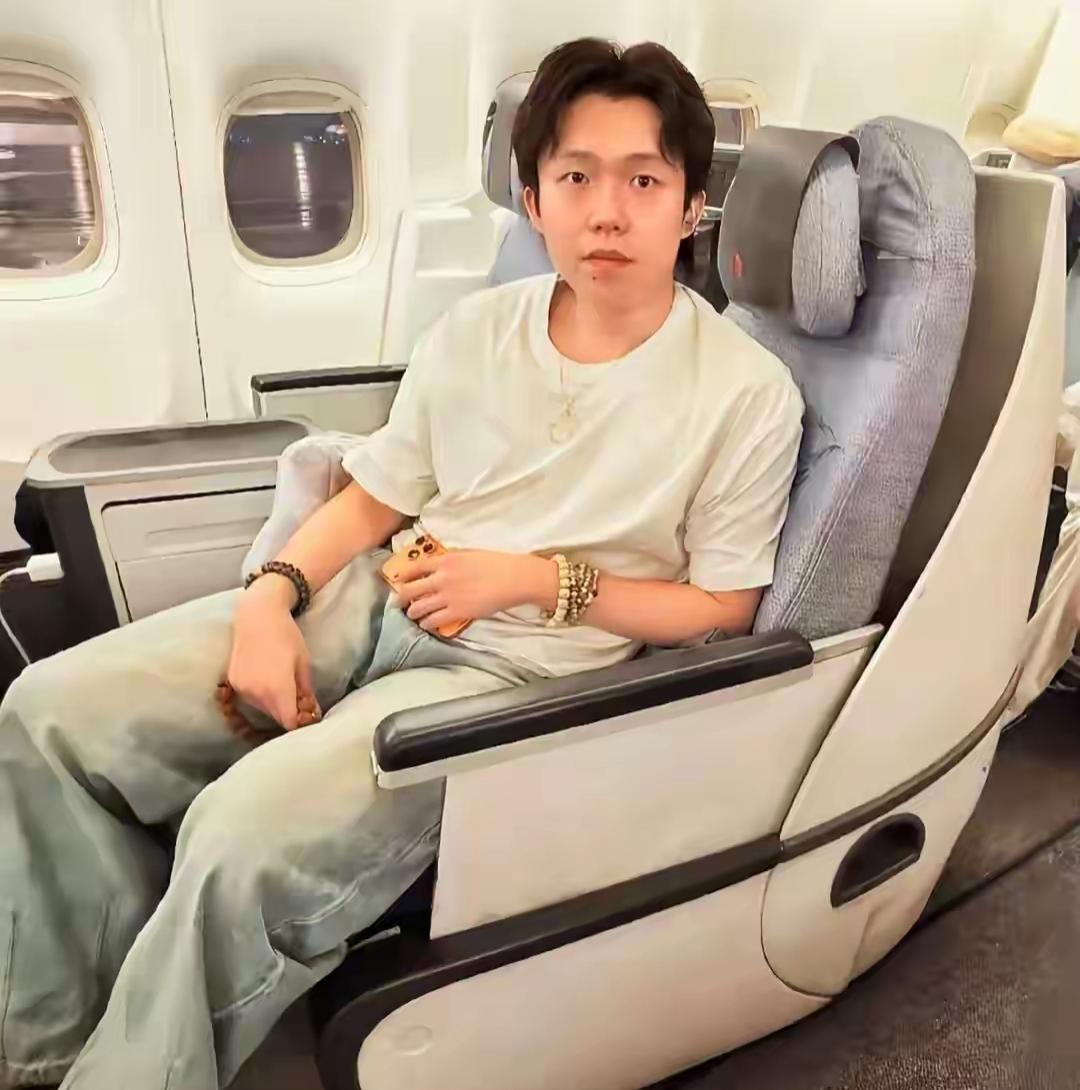 国乒这次出征，机舱座位安排挺有看点： 作为本届赛事新任男队队长的王楚钦主动让出舒