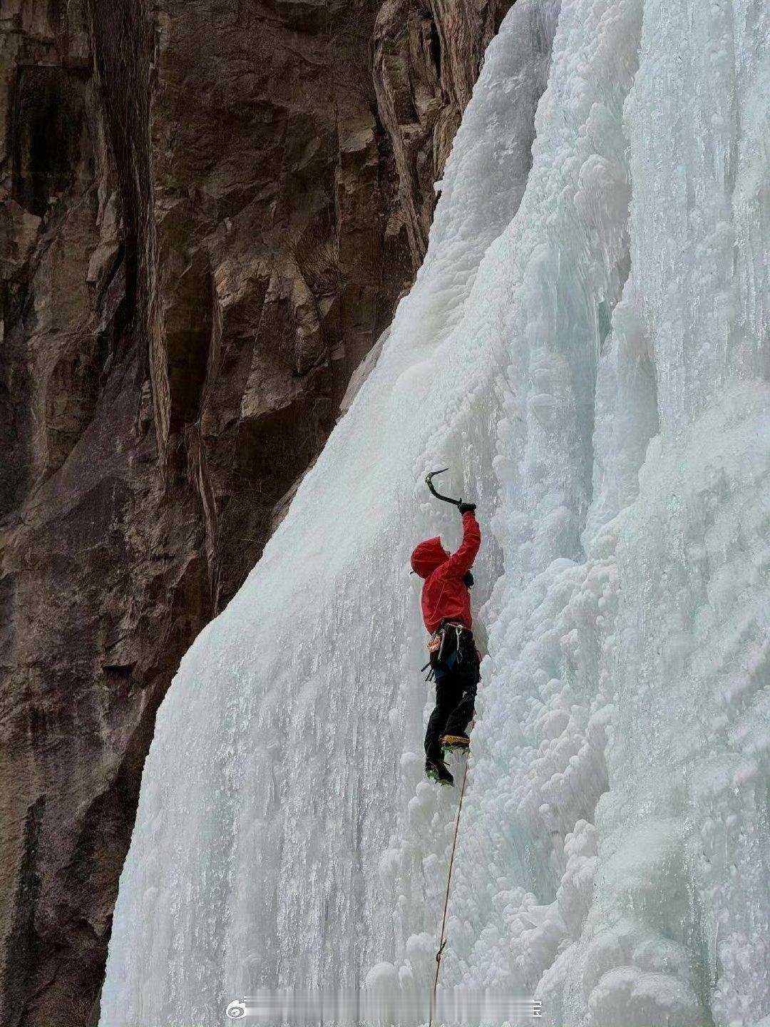 王一博晒攀冰照粉上一个不断突破自己的偶像，感觉自己也充满了向上的能量！ 
