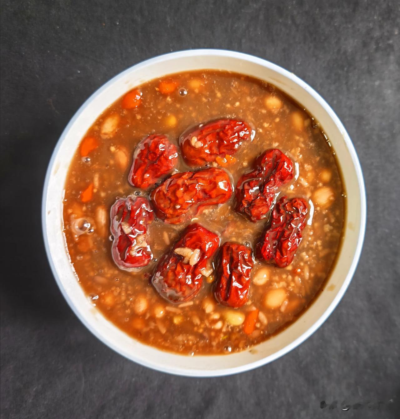 今天是腊八节，过了腊八就是年。腊八节按照传统习俗，要喝腊八粥。主要是为了讨个好兆