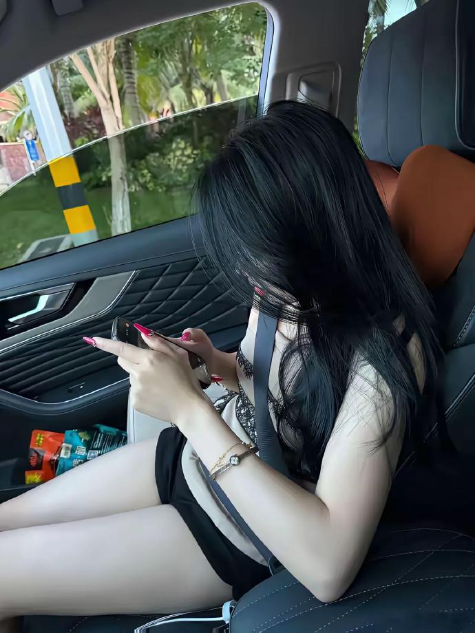 网友初次相见，不妨共赴一场温馨的咖啡馆之约，在咖啡香中畅聊彼此；或是漫步于风景宜