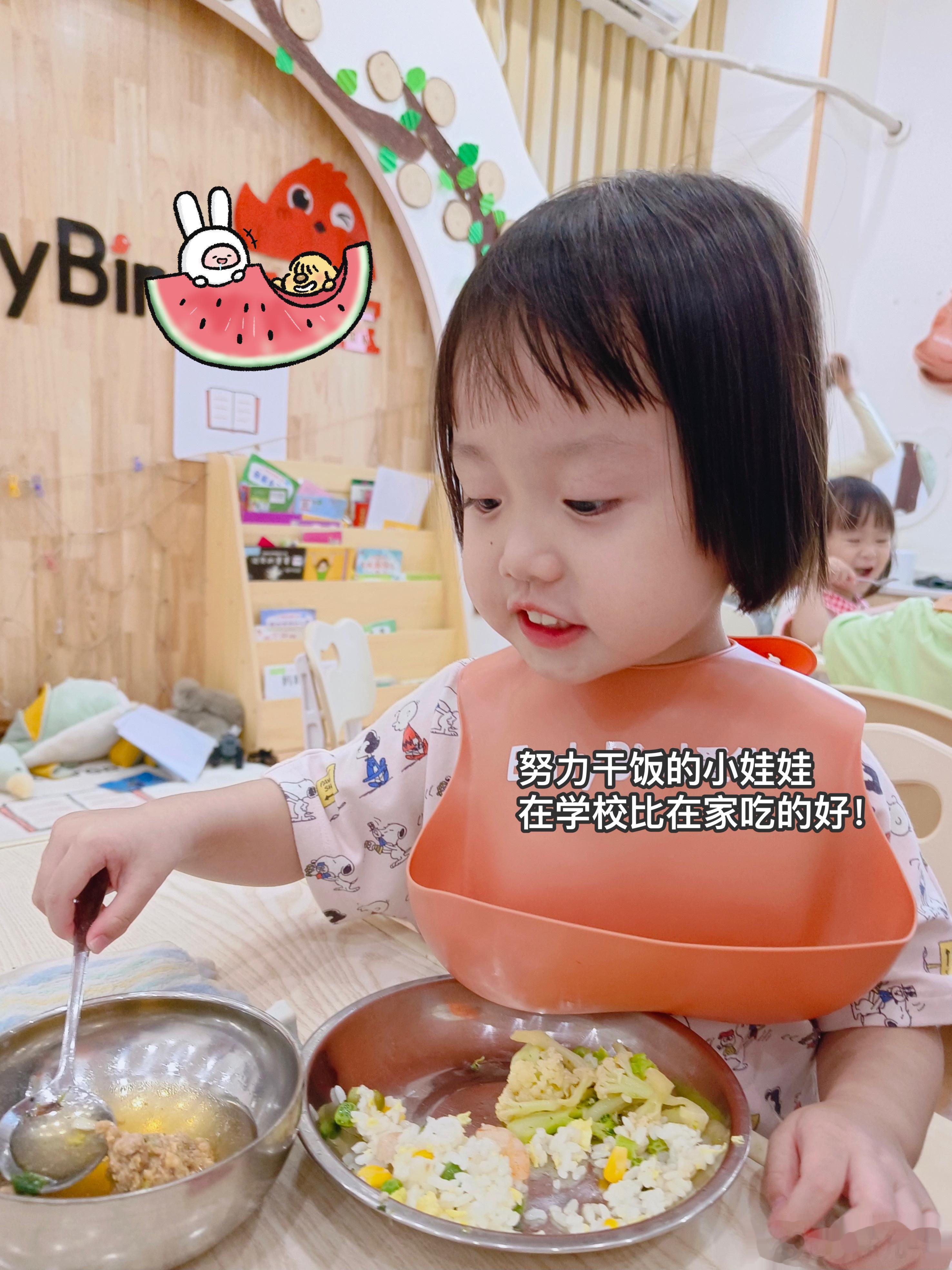 小家的日常[哇]①学校发来娃娃的图片，吃的开心玩的开心。②在家打扫屋子，拆快递，