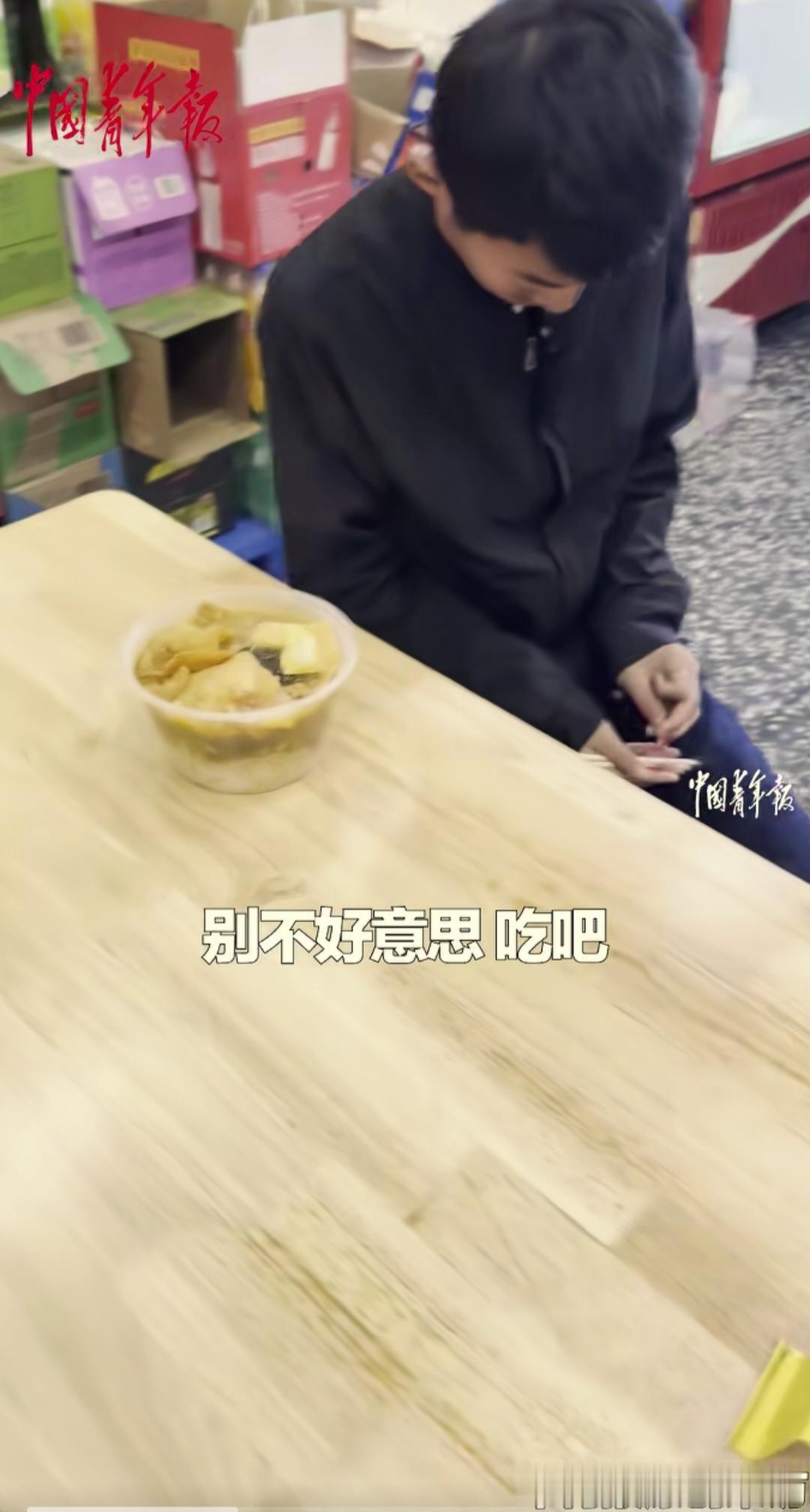 河南新乡的某县城，一个男孩走过一家餐馆，看到餐馆外边的桌子上，顾客吃剩下的饭还没
