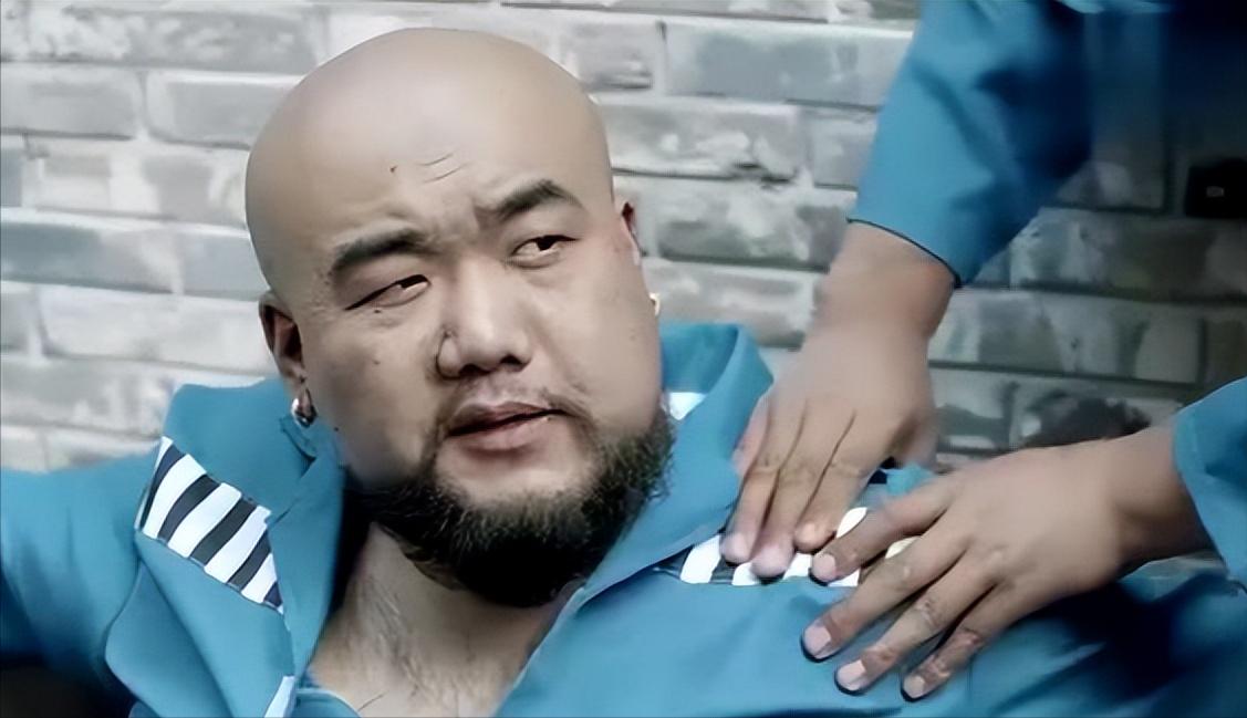 2009年，山西一退役武警被刑拘，进入监室的第一天就碰到狱霸，连扇退役武警5个耳