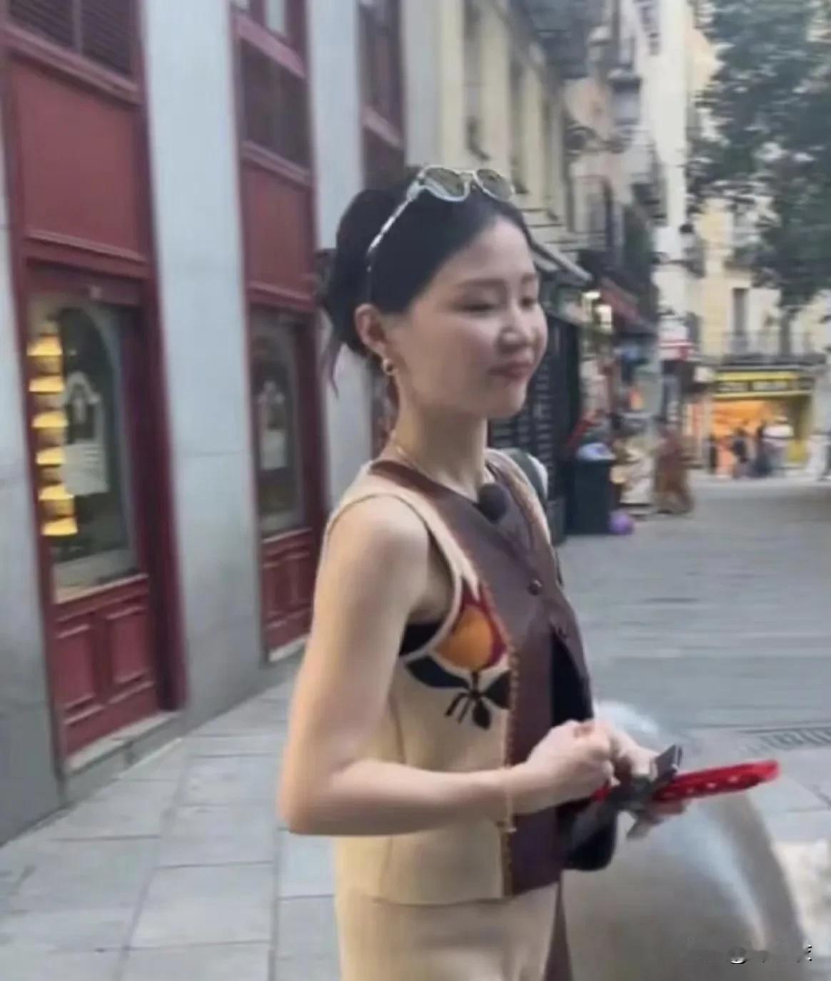 金婧除了五官一般，脸型没硬伤，皮肤也很白很嫩，而且她这个身材一看就是保持训练过的