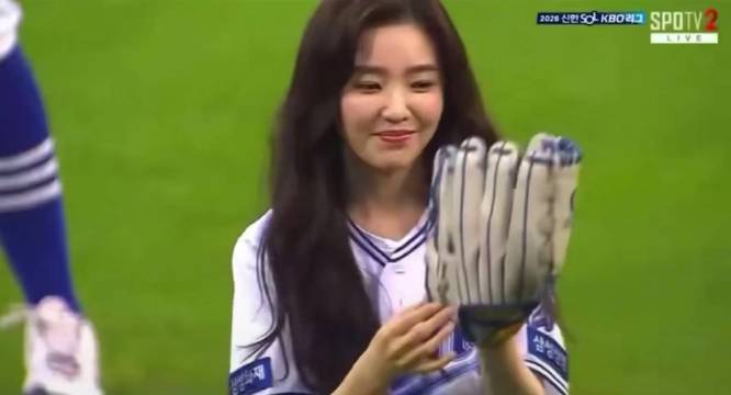 #Irene[超话]# 💗 #裴珠泫#

260829 三星狮队开球 Irene相关
「Irene姐