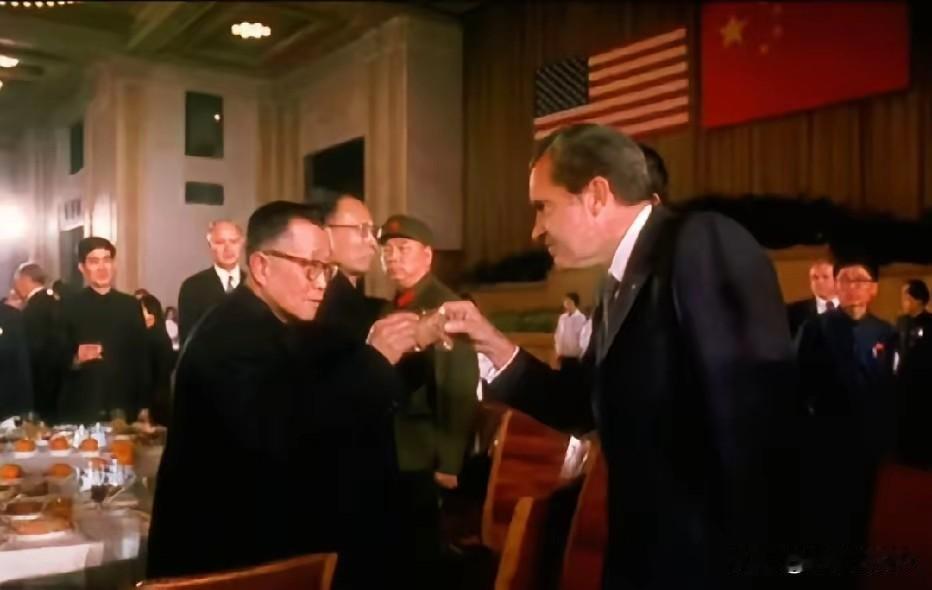 一张罕见碰杯照背后的历史破冰
 
这张照片，定格了1972年2月21日，北京人民