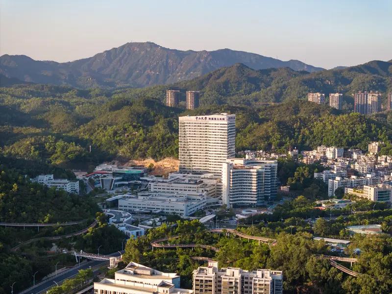 最近网上传“深圳超大医院遇冷，八万床位空置”，结果官方一核查，这纯属谣言。深圳这