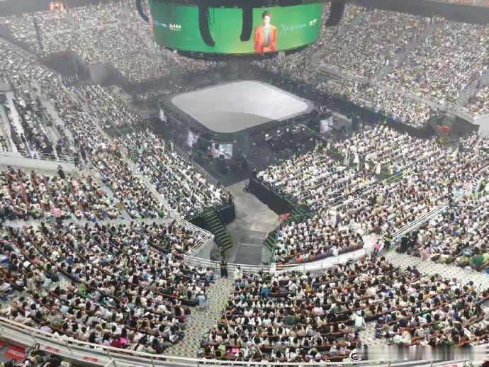 丁禹兮演唱会上座率丁禹兮演唱会场馆灯火璀璨，丁禹兮流畅唱功带动全场的氛围，看到这