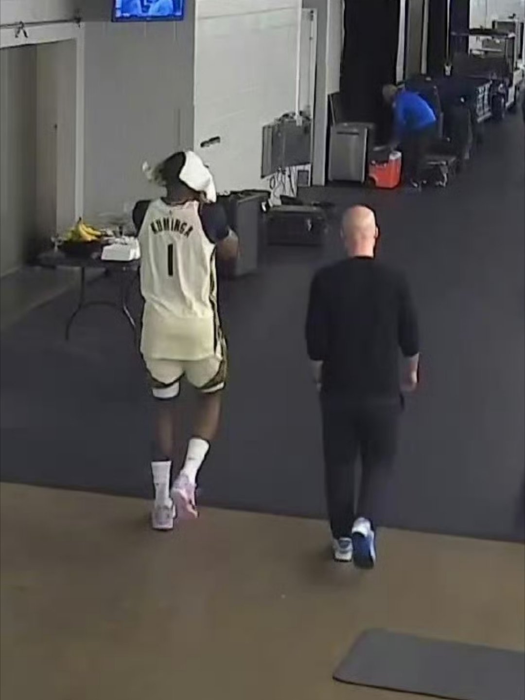 赵婷 奥斯卡命苦啊！勇士记者Anthony Slater：库明加扭伤脚踝正接受治